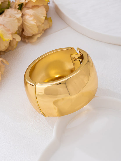 Round Pattern Alloy Bangle In Gold For Elegant Jewelry Accessory