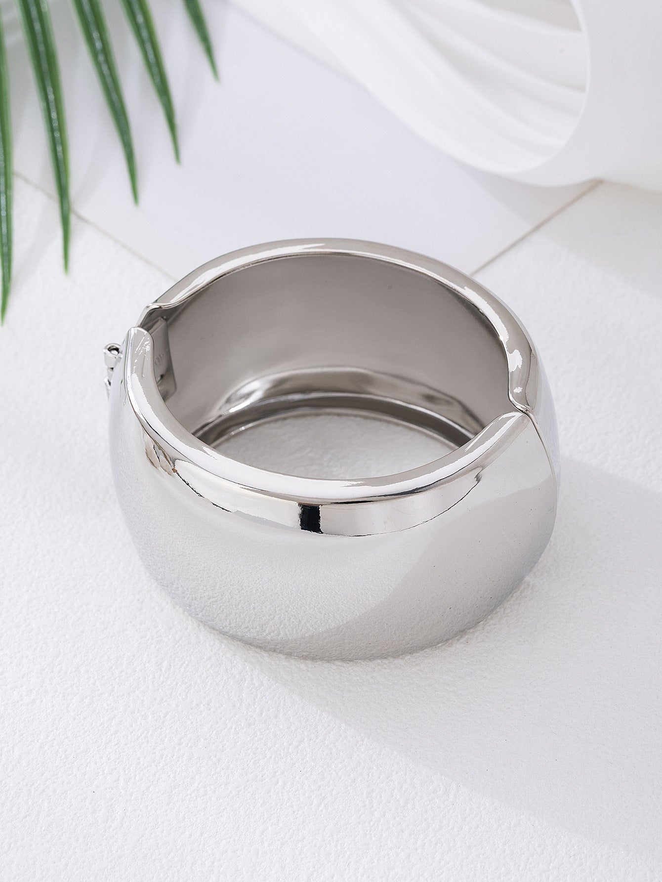 Round Pattern Alloy Bangle In Gold For Elegant Jewelry Accessory