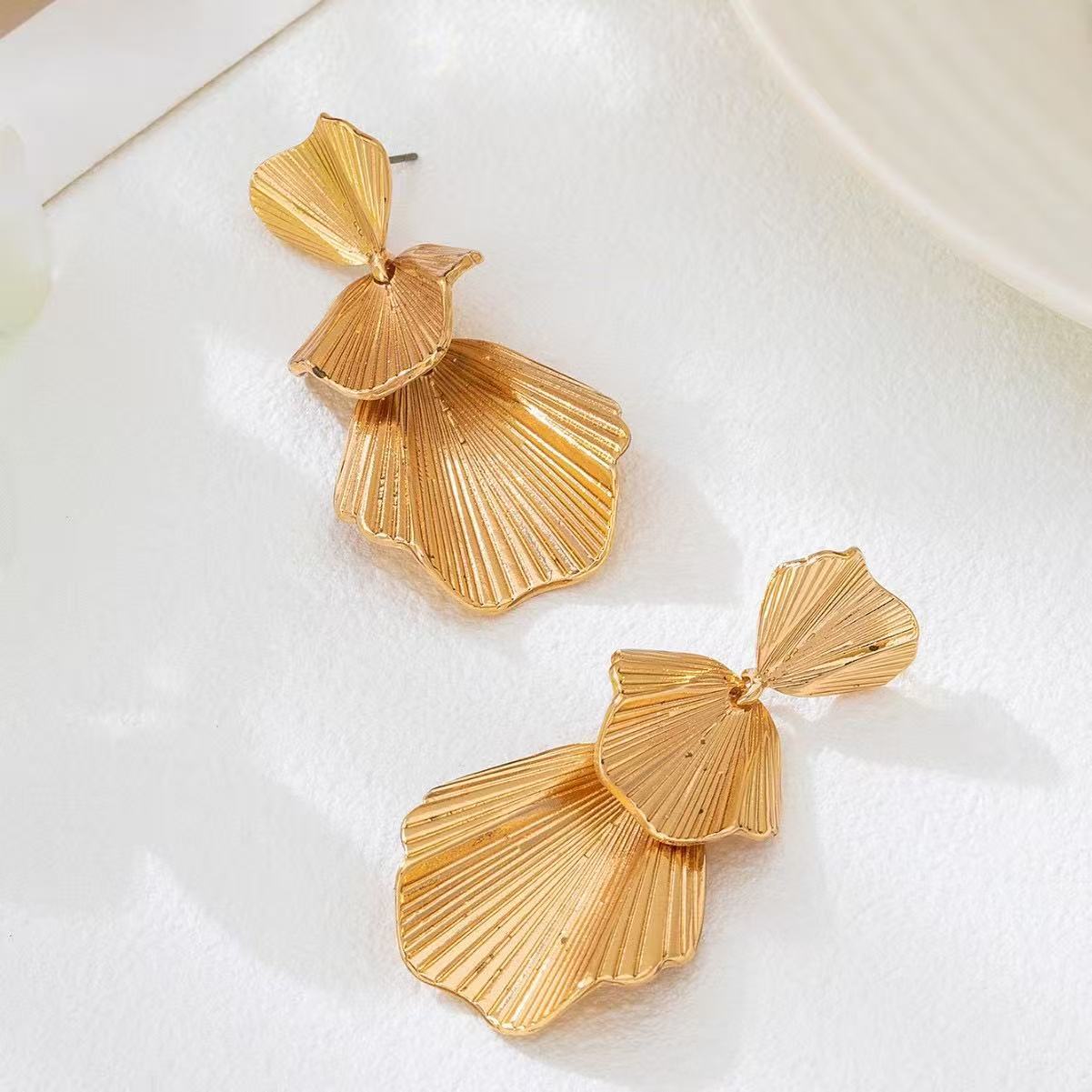 Ginkgo Leaf Drop Earrings For Women In Gold Featuring A Pastoral Style