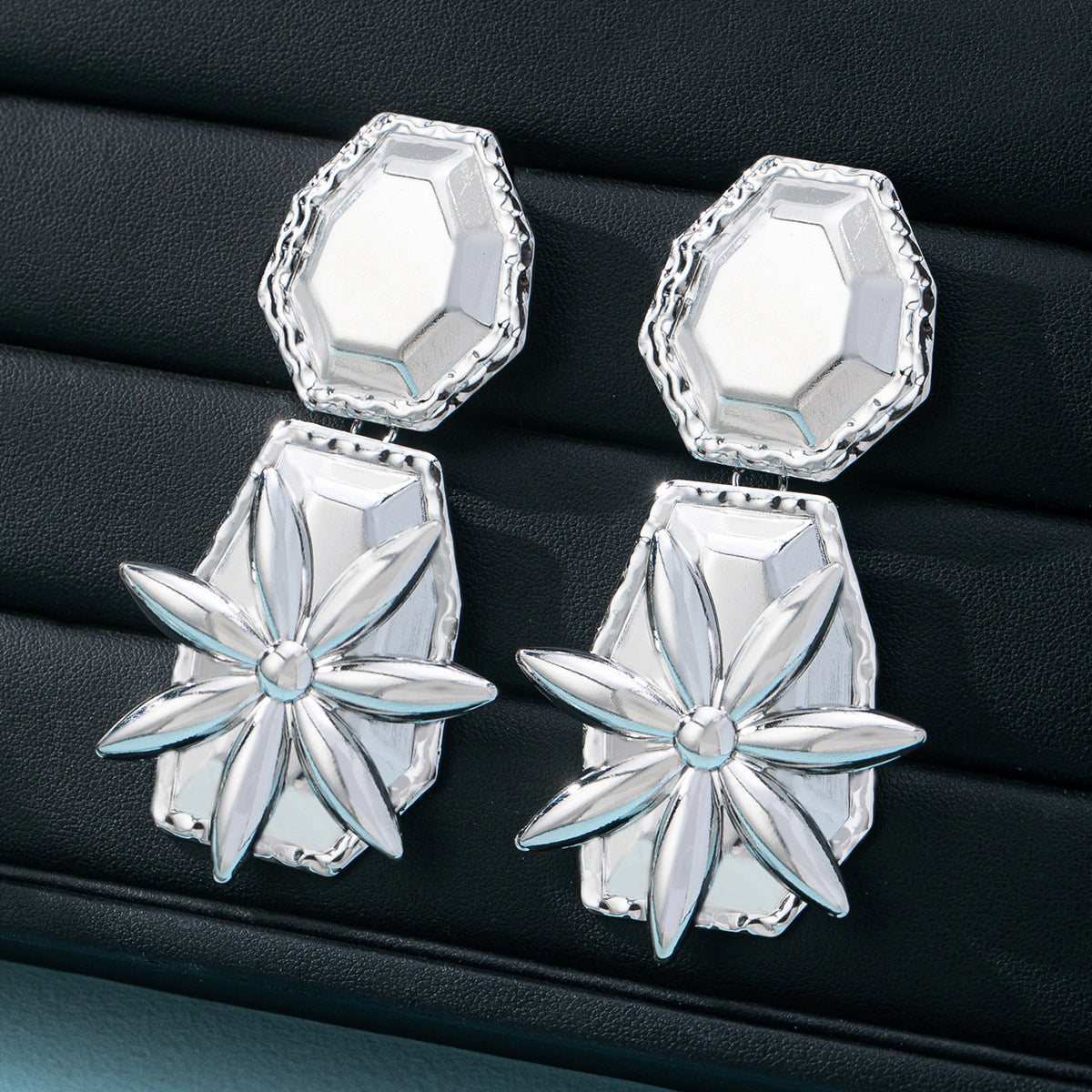 Retro Elegant Geometric Stud Earrings In Gold For A Stylish And Unique Look