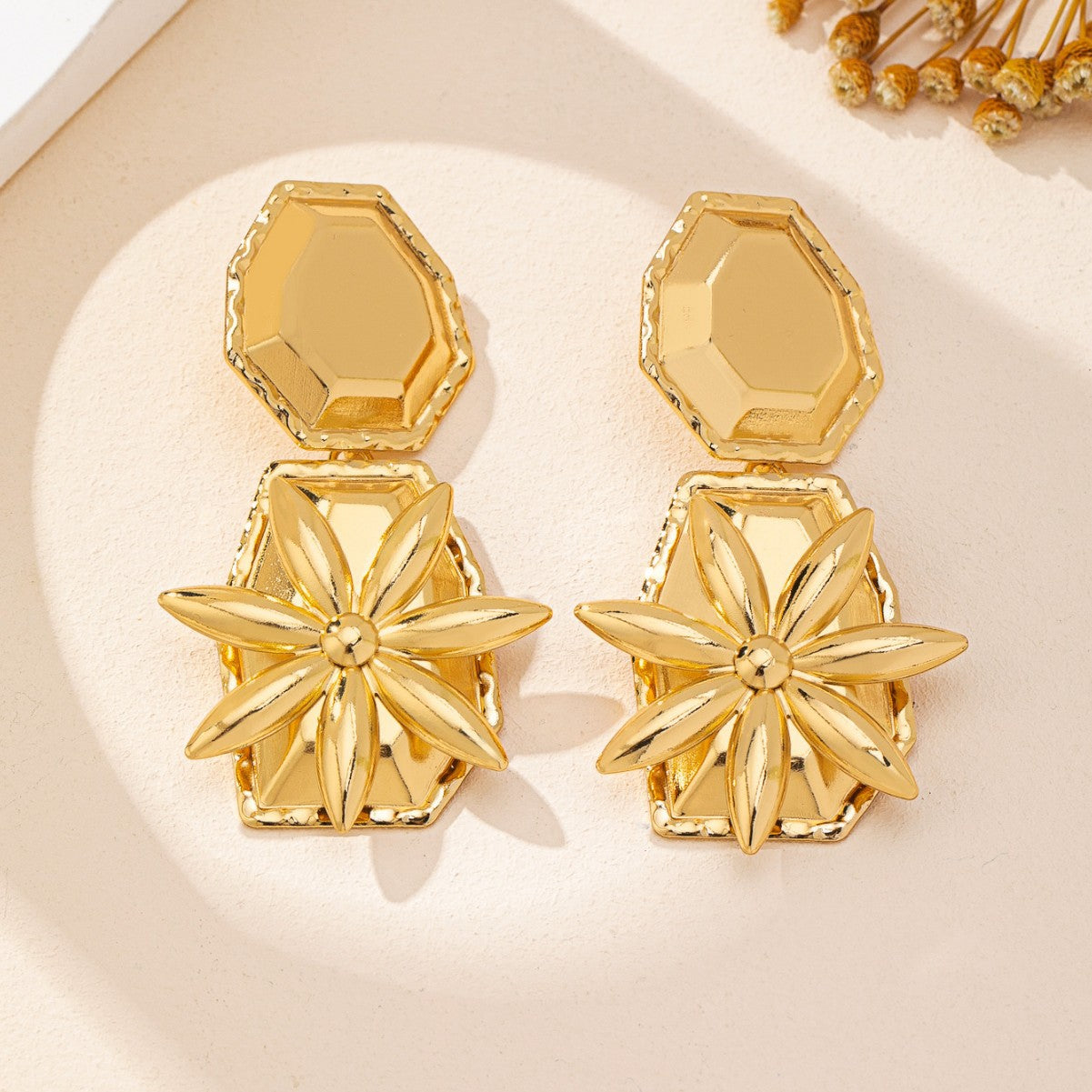Retro Elegant Geometric Stud Earrings In Gold For A Stylish And Unique Look