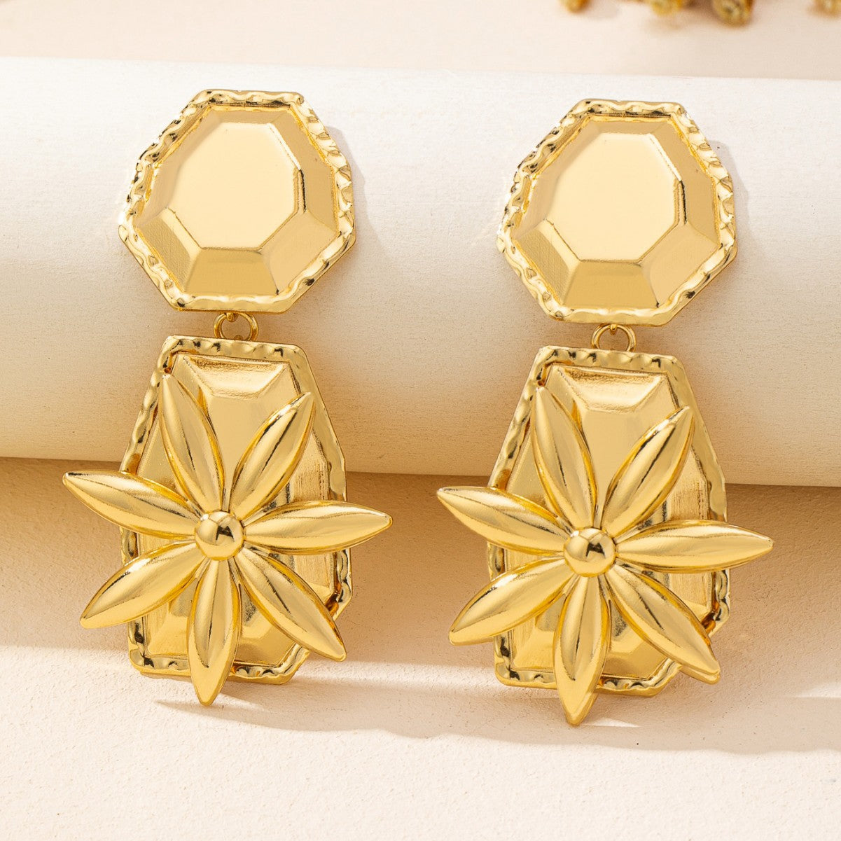 Retro Elegant Geometric Stud Earrings In Gold For A Stylish And Unique Look