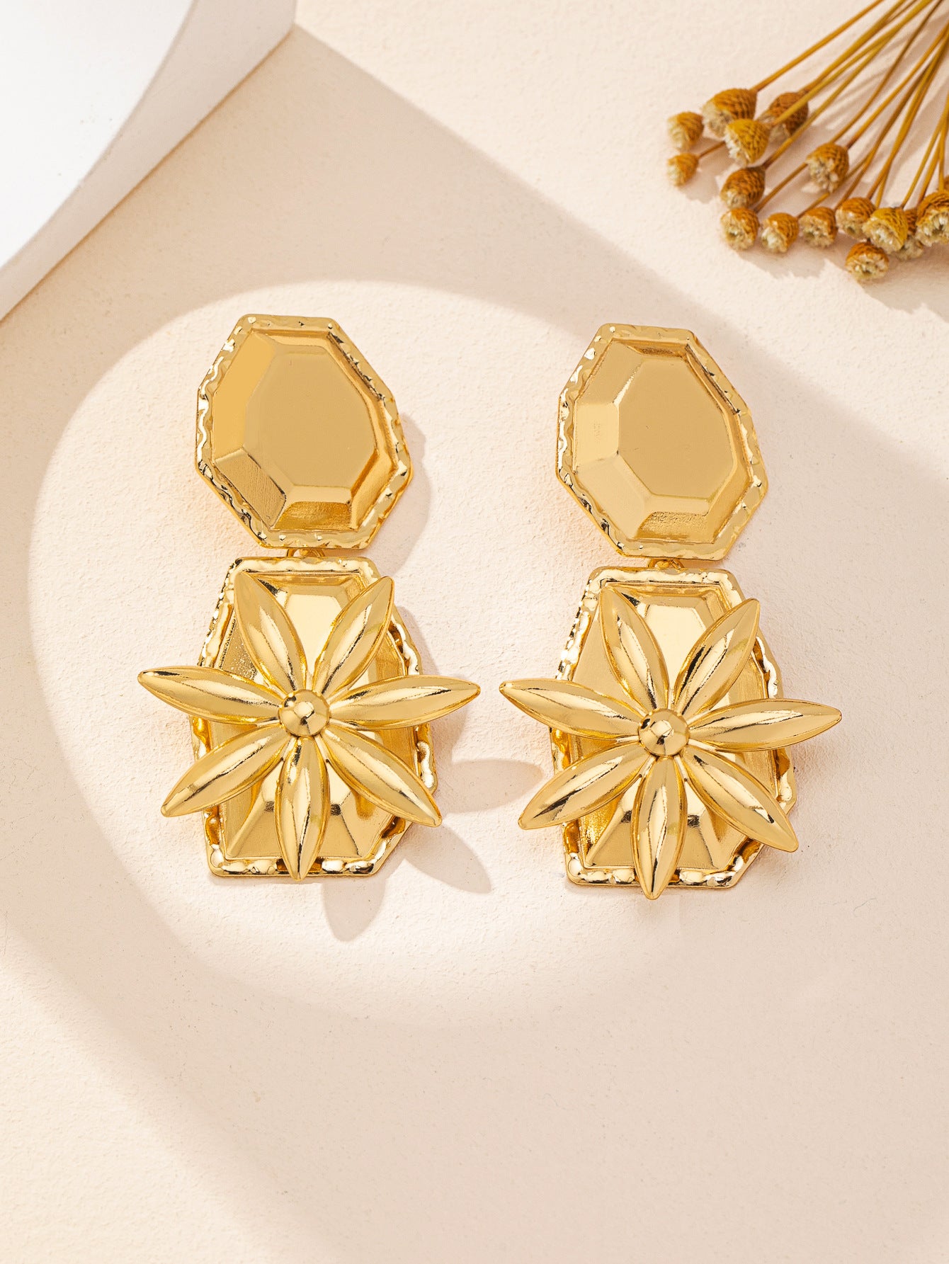 Retro Elegant Geometric Stud Earrings In Gold For A Stylish And Unique Look