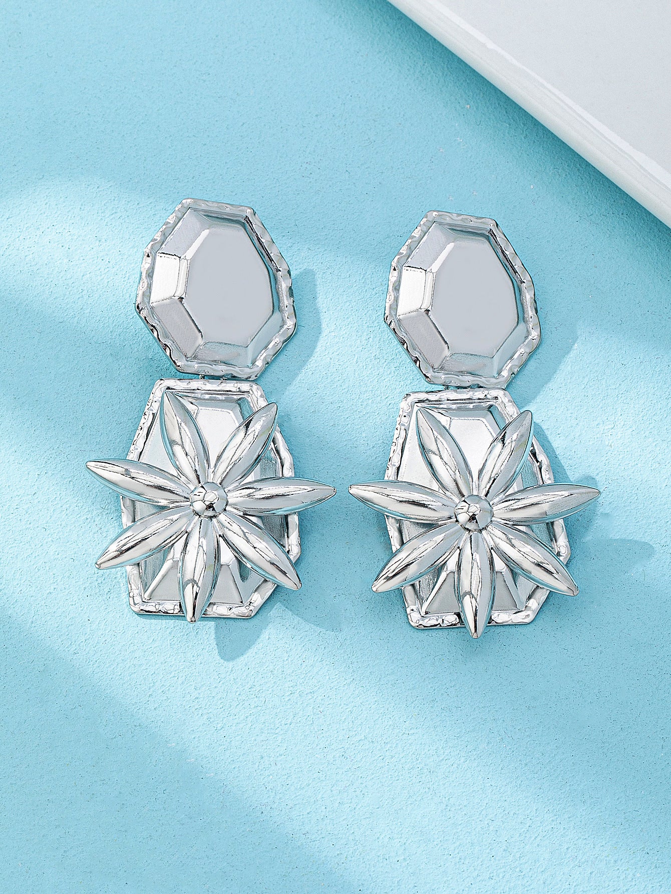 Retro Elegant Geometric Stud Earrings In Gold For A Stylish And Unique Look