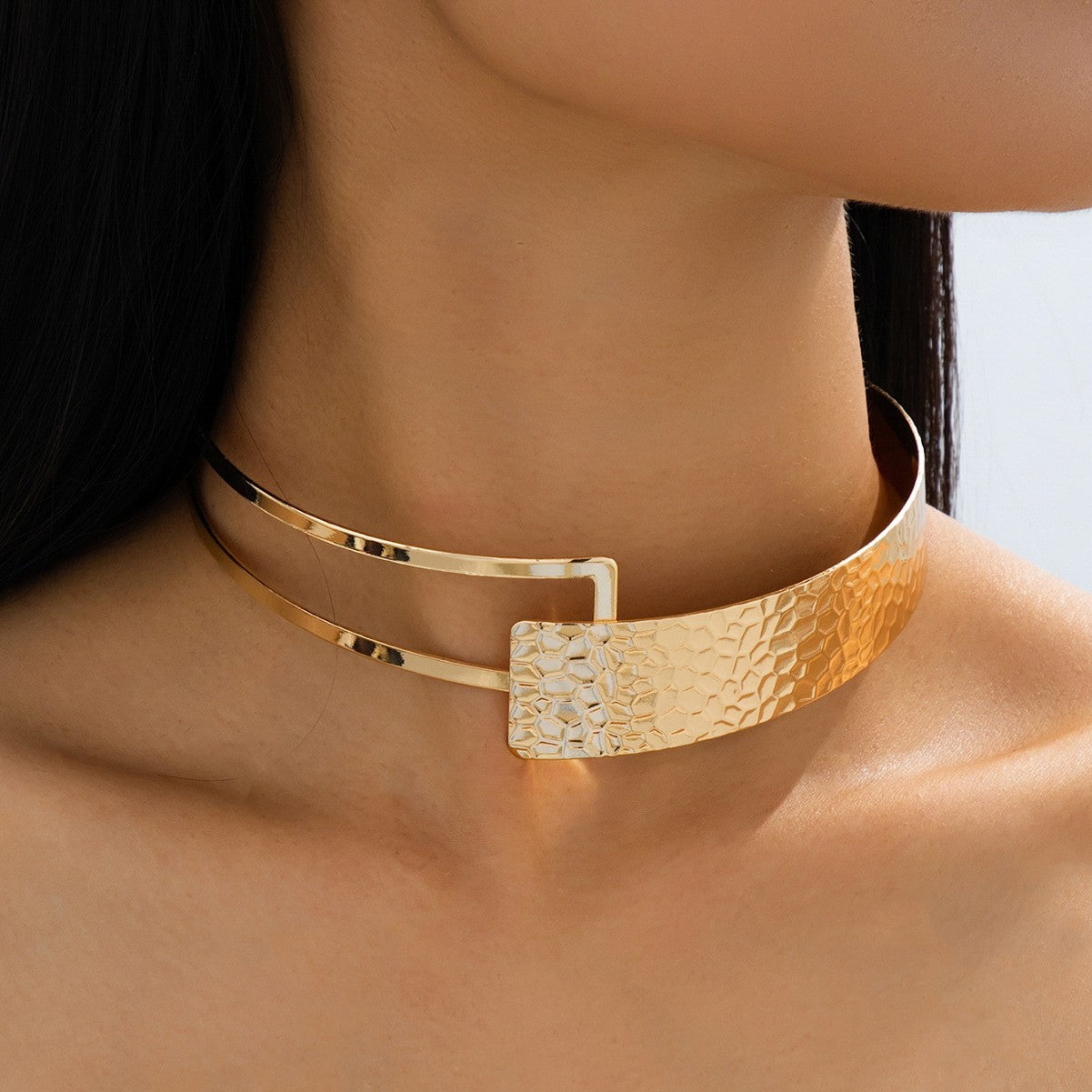 Asymmetrical Gold Choker Featuring U Shape Lines Design, Stylish Jewelry Accessory For Elegant Looks