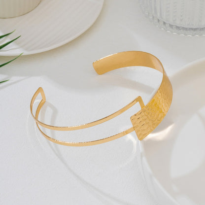 Asymmetrical Gold Choker Featuring U Shape Lines Design, Stylish Jewelry Accessory For Elegant Looks