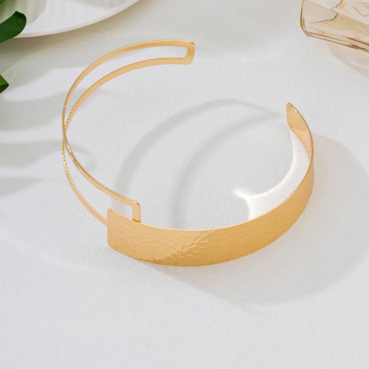 Asymmetrical Gold Choker Featuring U Shape Lines Design, Stylish Jewelry Accessory For Elegant Looks
