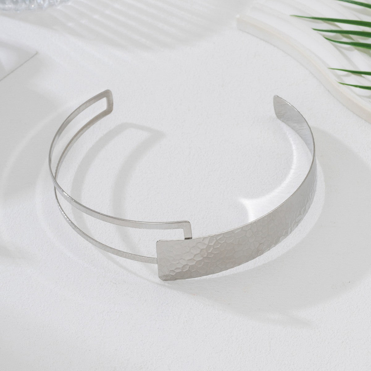 Asymmetrical Gold Choker Featuring U Shape Lines Design, Stylish Jewelry Accessory For Elegant Looks