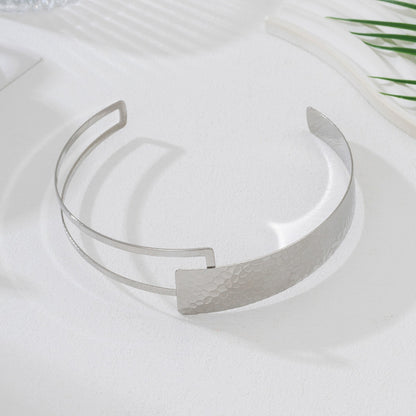 Asymmetrical Gold Choker Featuring U Shape Lines Design, Stylish Jewelry Accessory For Elegant Looks