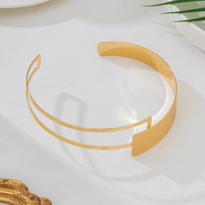 Asymmetrical Gold Choker Featuring U Shape Lines Design, Stylish Jewelry Accessory For Elegant Looks
