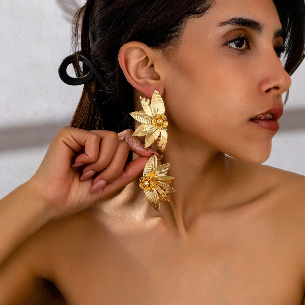 Gold Stud Earrings Featuring Elegant Flower And Leaves Pattern, Perfect For Everyday Wear