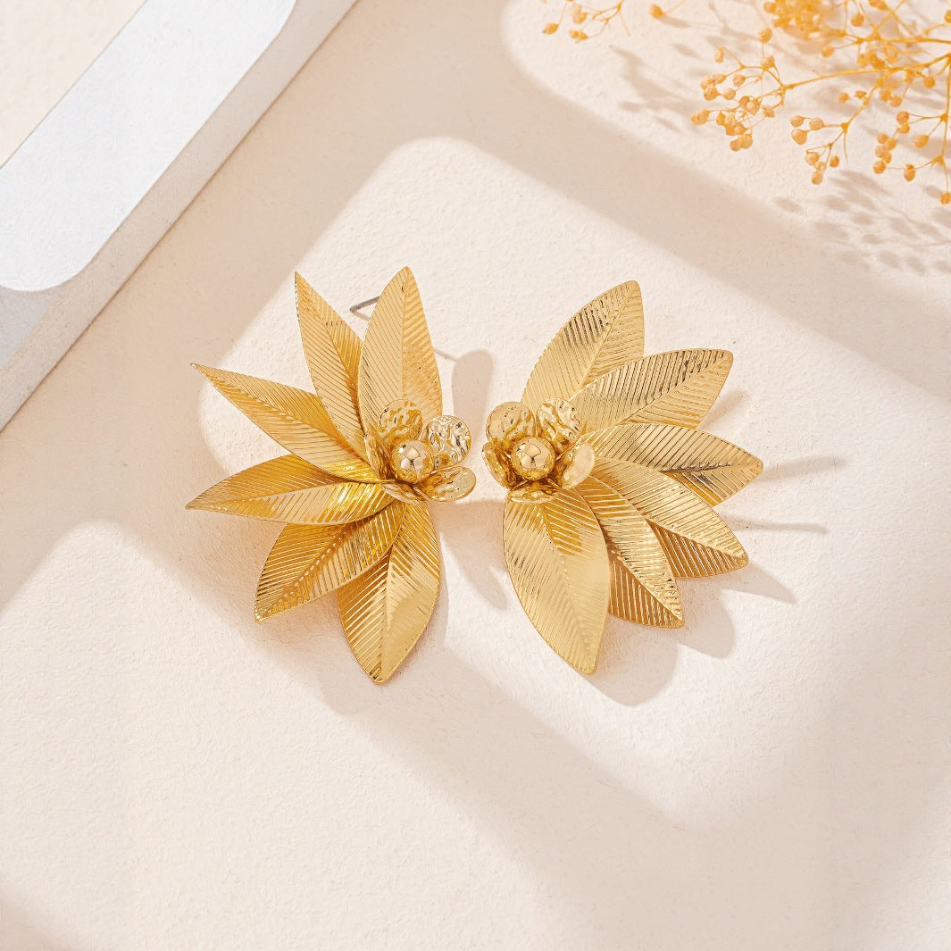 Gold Stud Earrings Featuring Elegant Flower And Leaves Pattern, Perfect For Everyday Wear