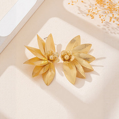 Gold Stud Earrings Featuring Elegant Flower And Leaves Pattern, Perfect For Everyday Wear