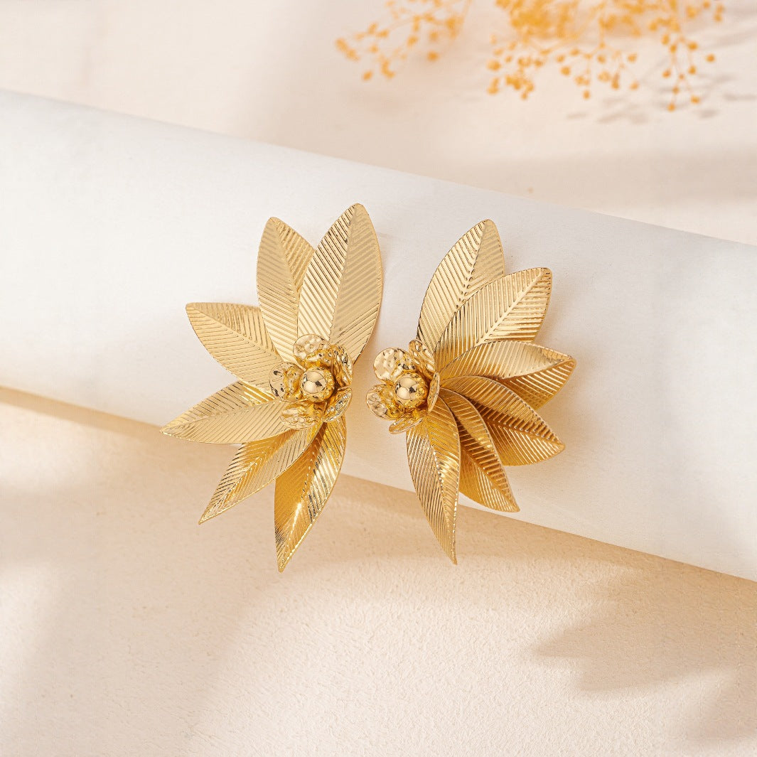 Gold Stud Earrings Featuring Elegant Flower And Leaves Pattern, Perfect For Everyday Wear
