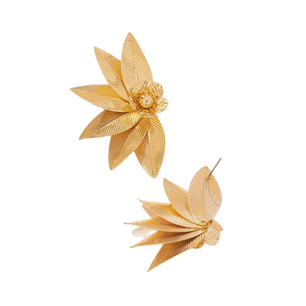 Gold Stud Earrings Featuring Elegant Flower And Leaves Pattern, Perfect For Everyday Wear