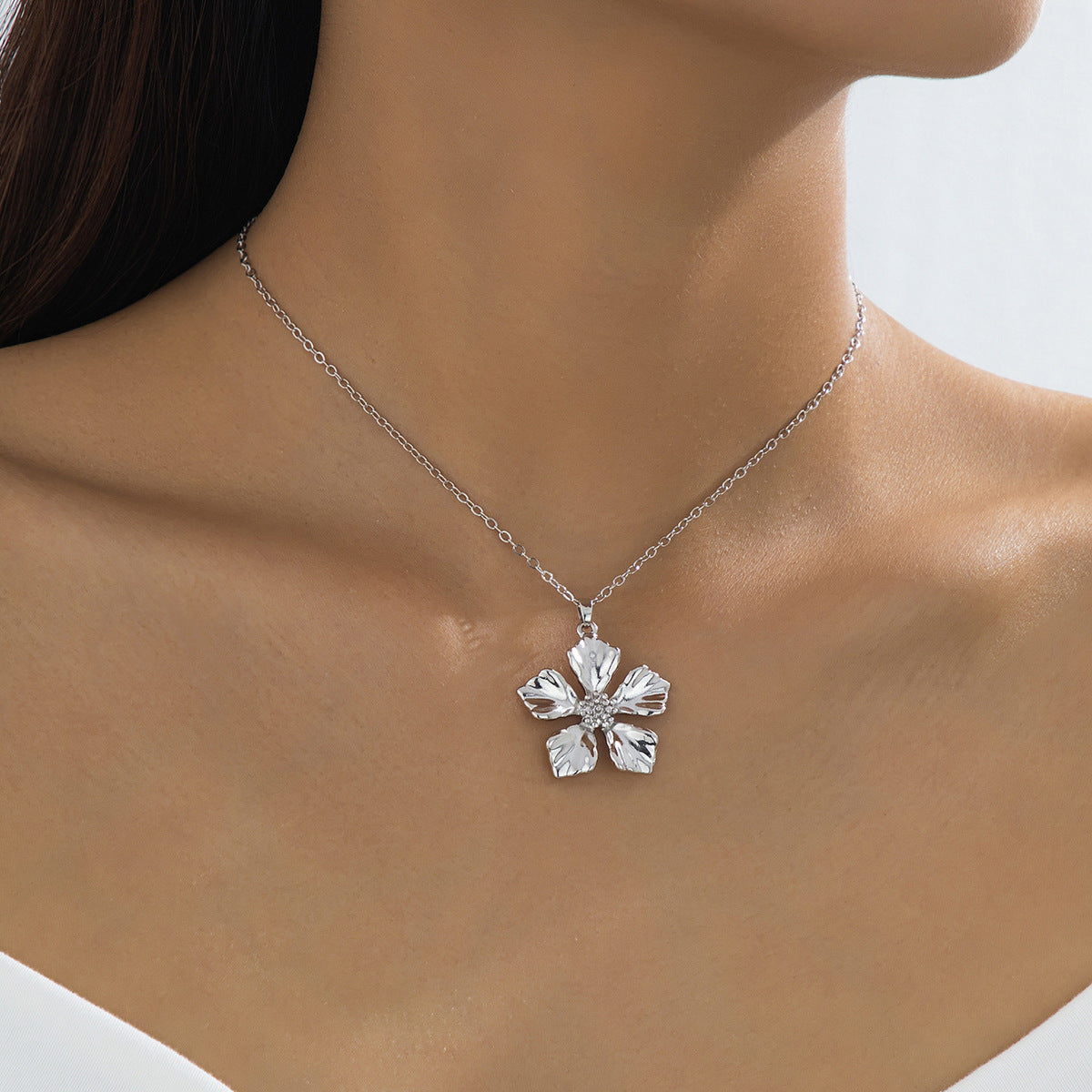 Flower Pattern Necklace With Petal Folds In Gold Featuring Durable Alloy Material