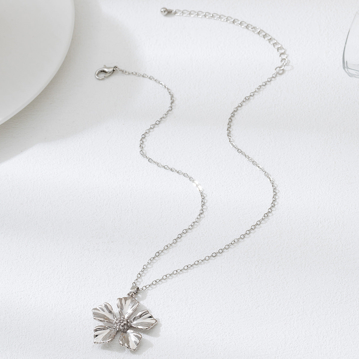 Flower Pattern Necklace With Petal Folds In Gold Featuring Durable Alloy Material