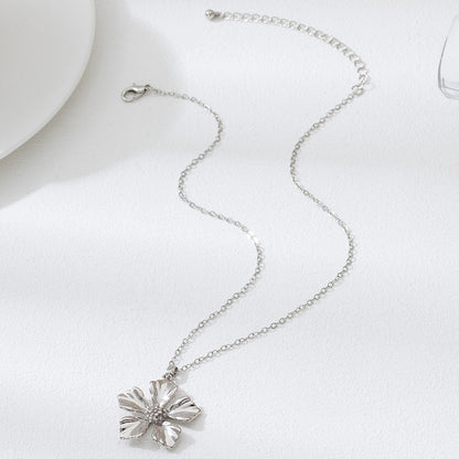 Flower Pattern Necklace With Petal Folds In Gold Featuring Durable Alloy Material