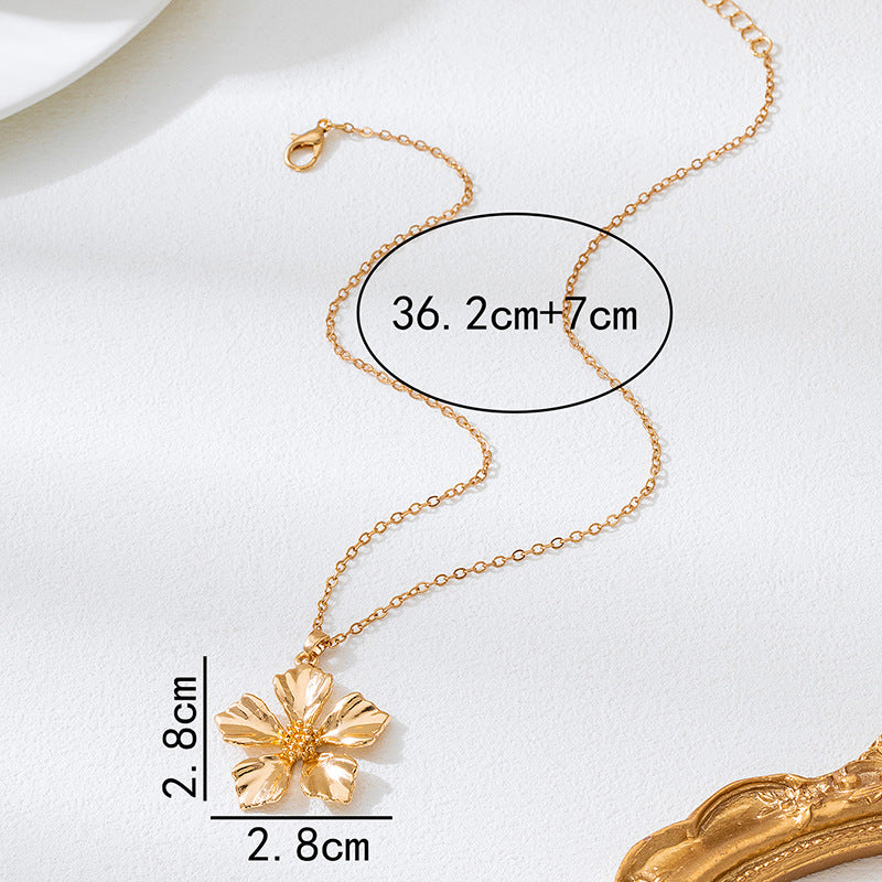 Flower Pattern Necklace With Petal Folds In Gold Featuring Durable Alloy Material