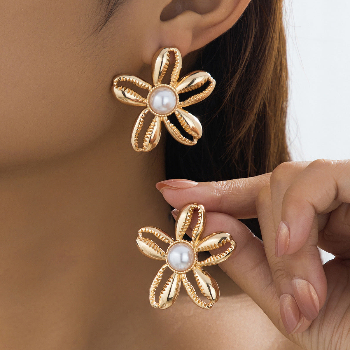 For Stud Earrings Featuring Elegant Flower Pattern In Golden Color