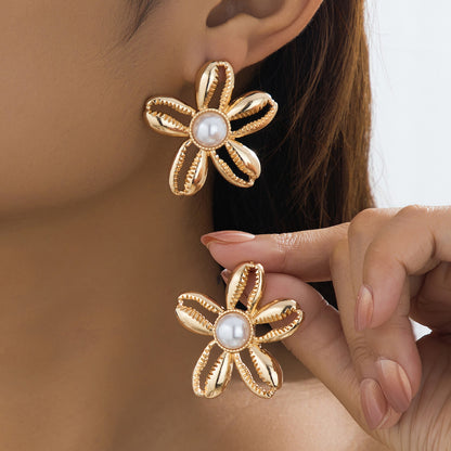For Stud Earrings Featuring Elegant Flower Pattern In Golden Color