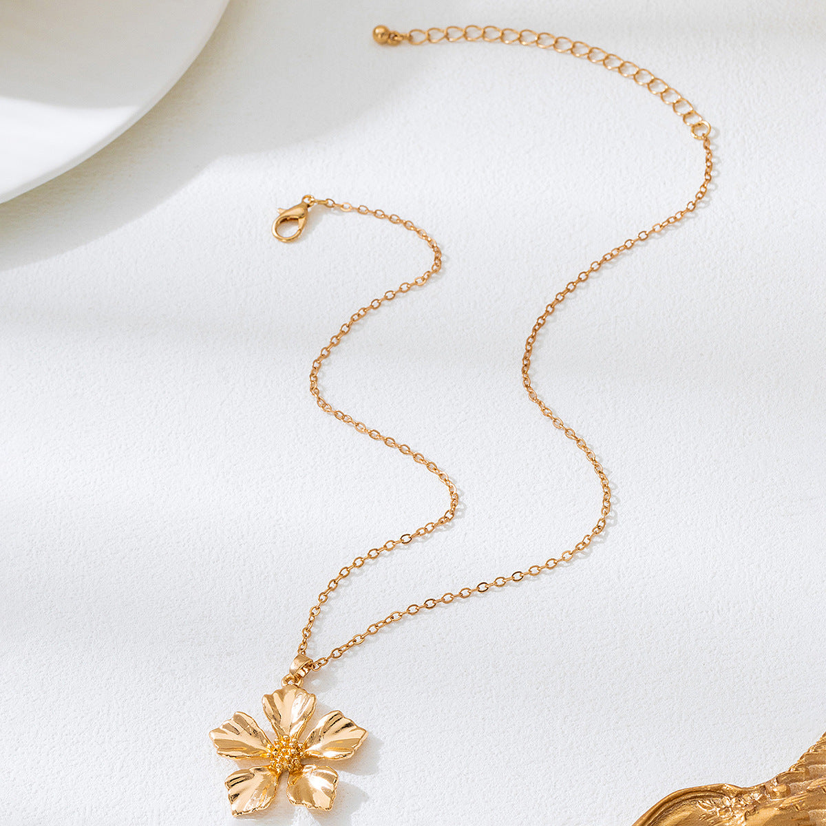 Flower Pattern Necklace With Petal Folds In Gold Featuring Durable Alloy Material