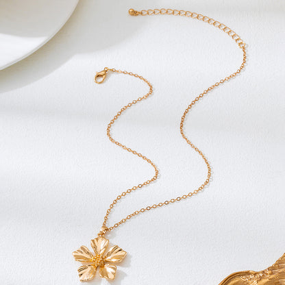Flower Pattern Necklace With Petal Folds In Gold Featuring Durable Alloy Material