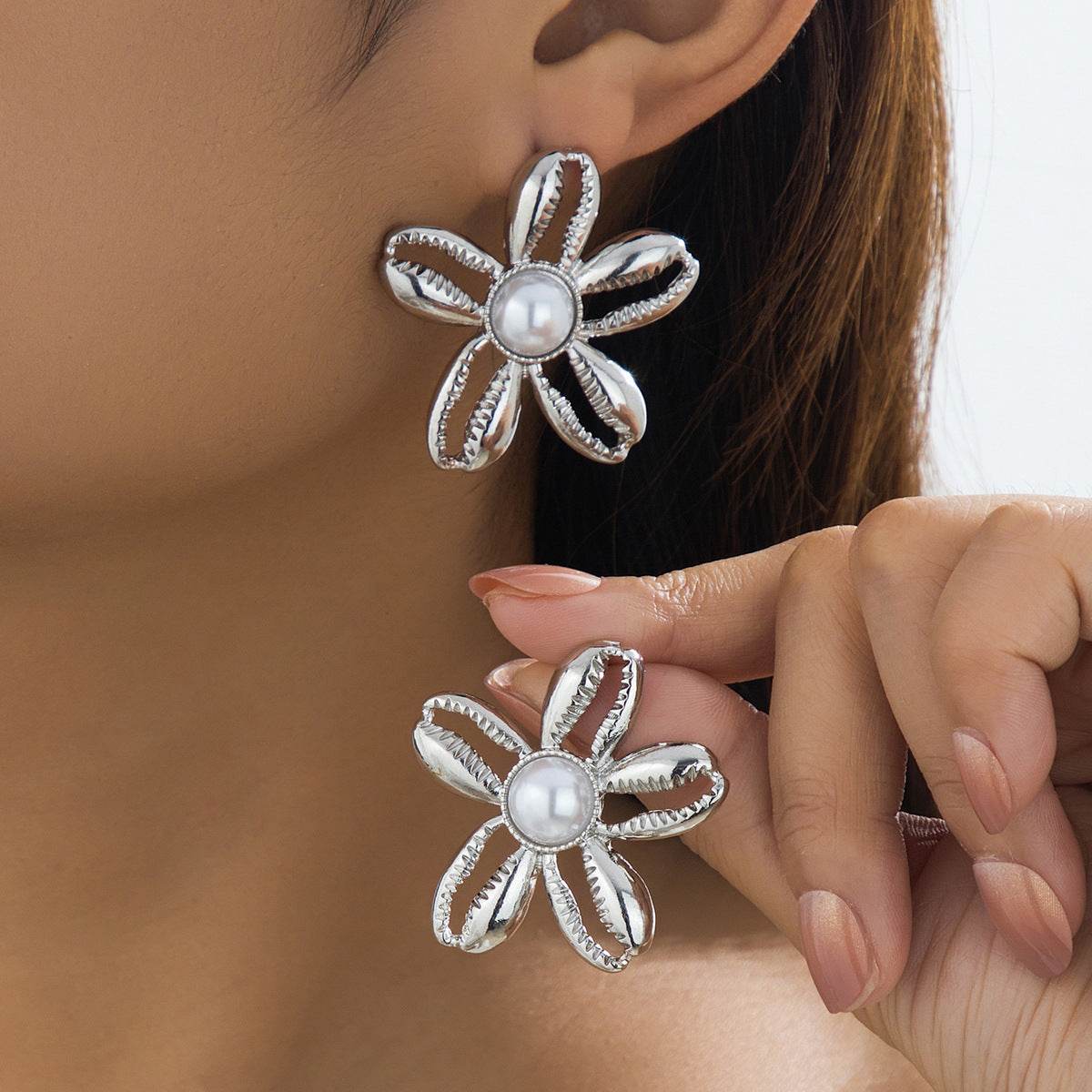 For Stud Earrings Featuring Elegant Flower Pattern In Golden Color