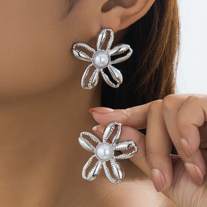 For Stud Earrings Featuring Elegant Flower Pattern In Golden Color