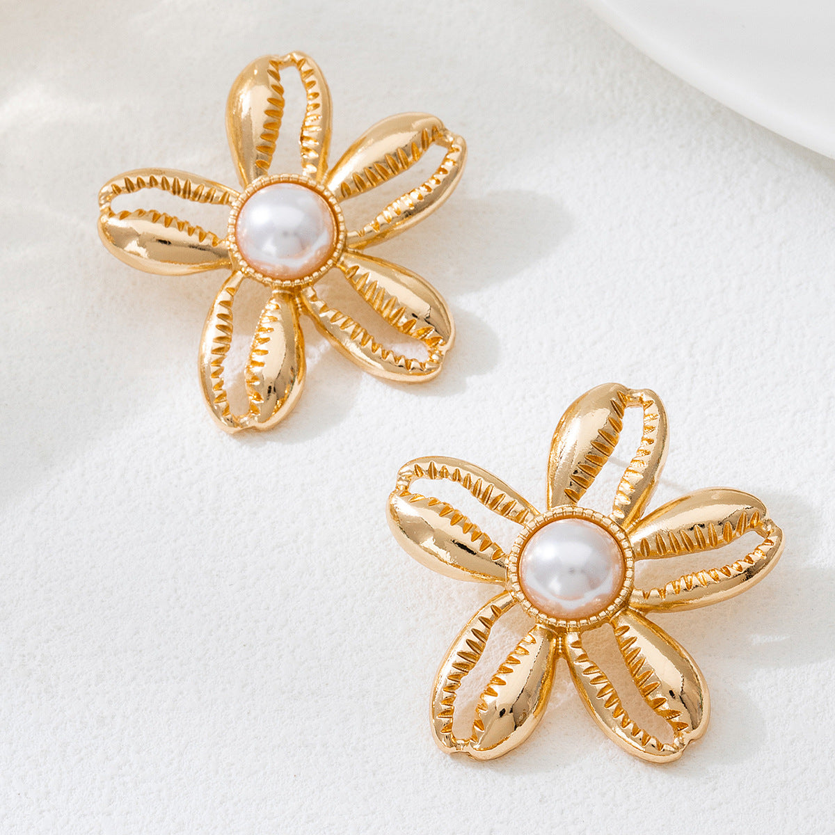 For Stud Earrings Featuring Elegant Flower Pattern In Golden Color