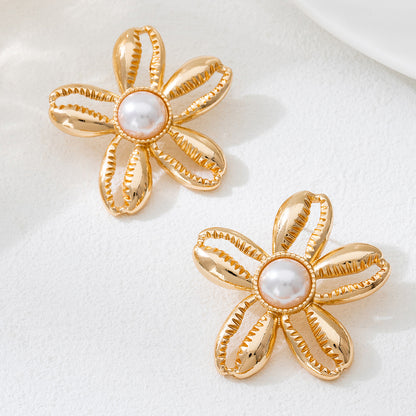 For Stud Earrings Featuring Elegant Flower Pattern In Golden Color