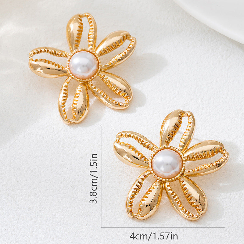 For Stud Earrings Featuring Elegant Flower Pattern In Golden Color