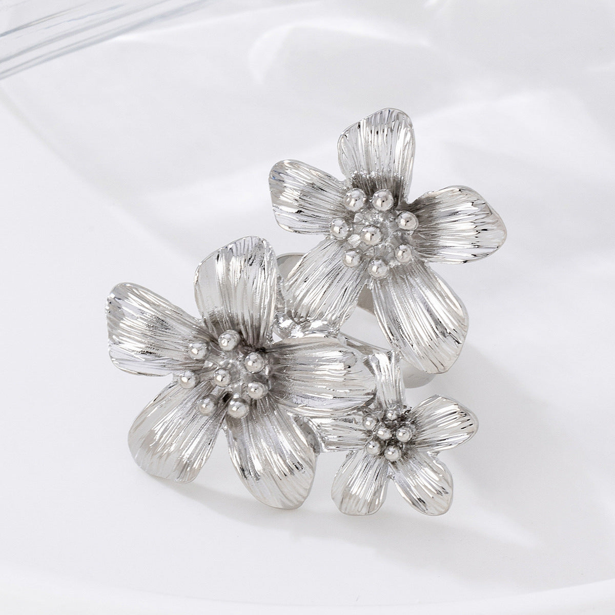 Flower Pattern Ring In Gold, For Elegant Style And Timeless Beauty
