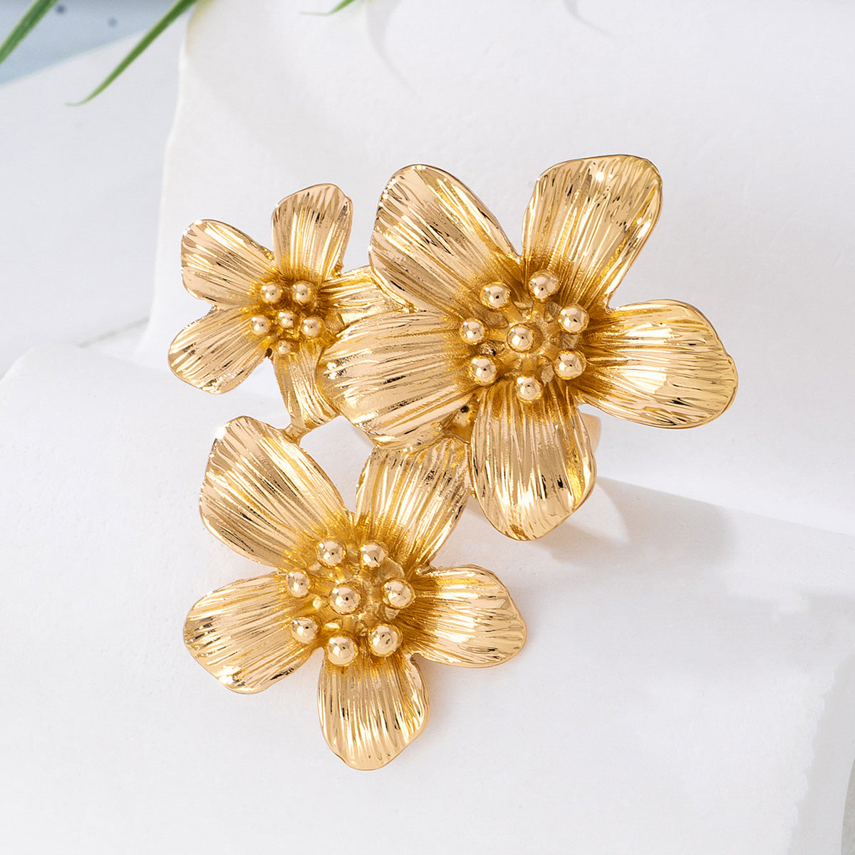 Flower Pattern Ring In Gold, For Elegant Style And Timeless Beauty