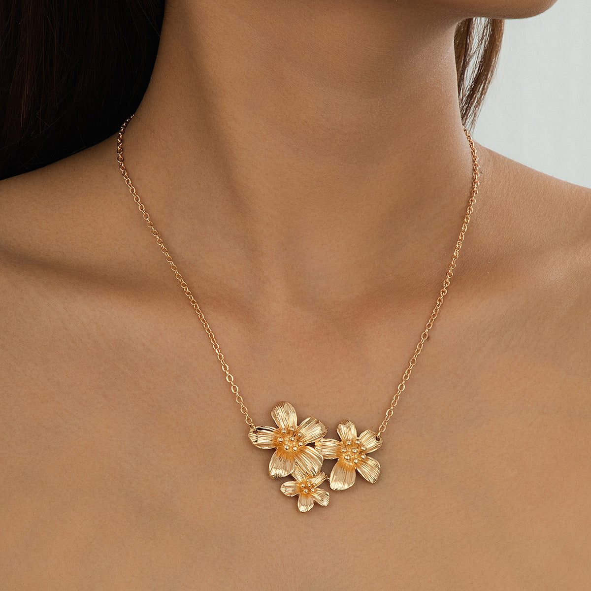 Flower Necklace In Gold Featuring Zinc Alloy Material For Elegant Style