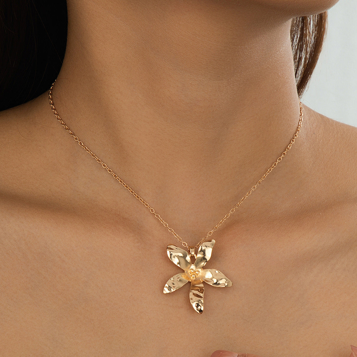 Flower Pendant Necklace In Gold And Silver Featuring Zinc Alloy Material For Elegant Jewelry