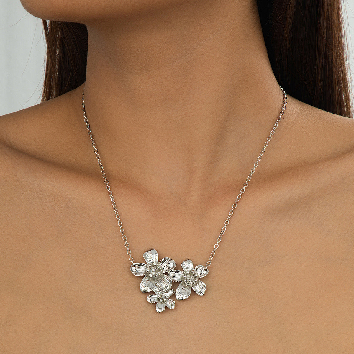 Flower Necklace In Gold Featuring Zinc Alloy Material For Elegant Style