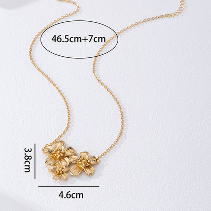 Flower Necklace In Gold Featuring Zinc Alloy Material For Elegant Style