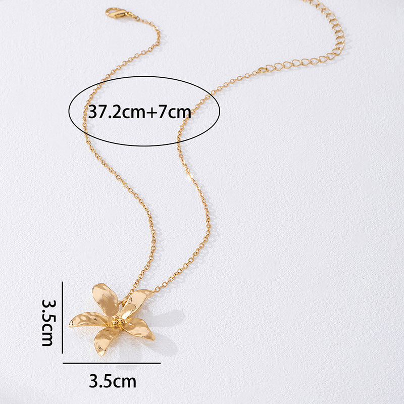 Flower Pendant Necklace In Gold And Silver Featuring Zinc Alloy Material For Elegant Jewelry