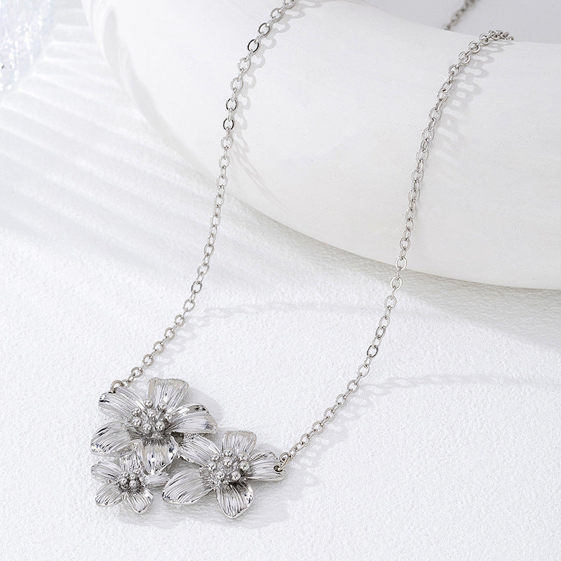 Flower Necklace In Gold Featuring Zinc Alloy Material For Elegant Style