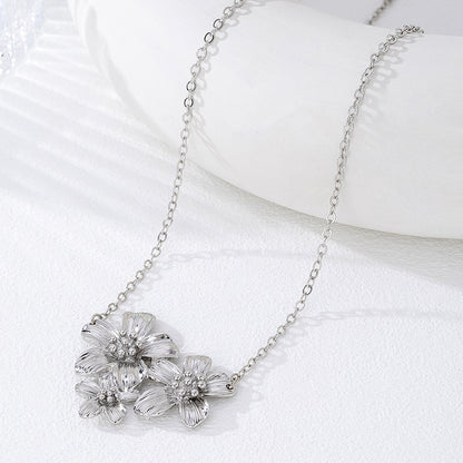 Flower Necklace In Gold Featuring Zinc Alloy Material For Elegant Style