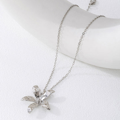 Flower Pendant Necklace In Gold And Silver Featuring Zinc Alloy Material For Elegant Jewelry