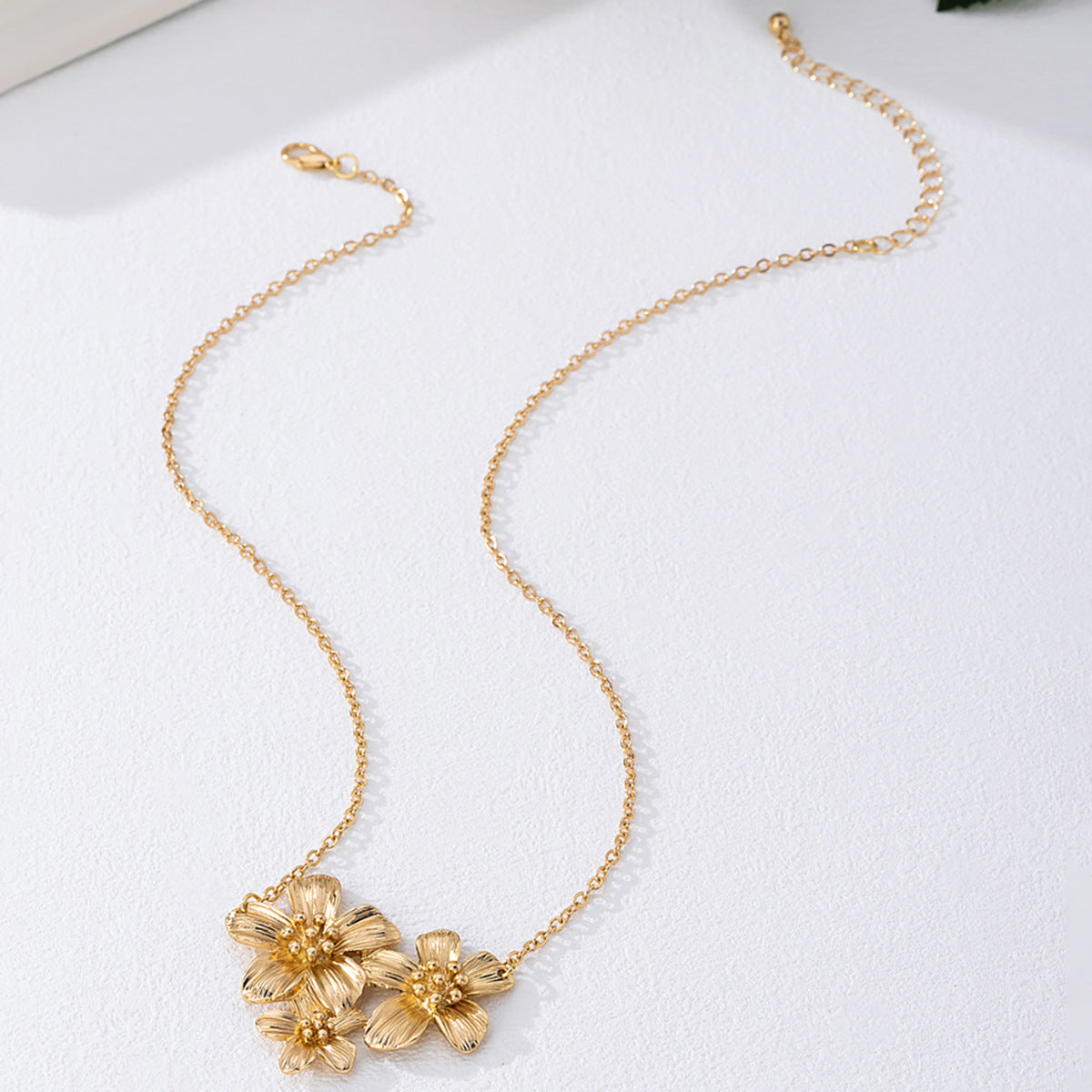 Flower Necklace In Gold Featuring Zinc Alloy Material For Elegant Style