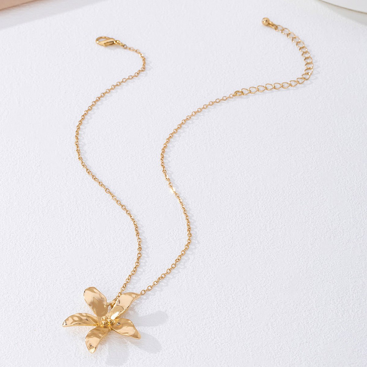 Flower Pendant Necklace In Gold And Silver Featuring Zinc Alloy Material For Elegant Jewelry