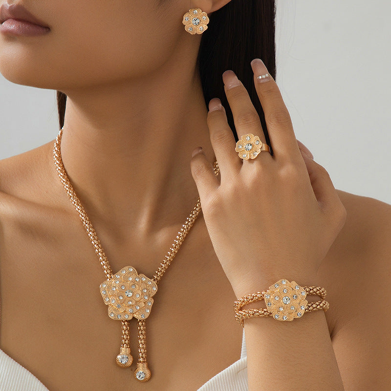 Golden Jewelry Set Featuring Elegant Flower Patterns