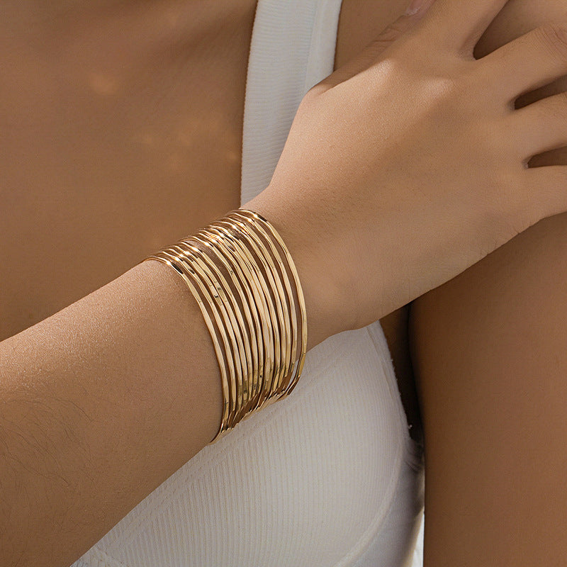 Gold Plain Bracelet With Lines Pattern, Geometric Circle Design For Elegant Style