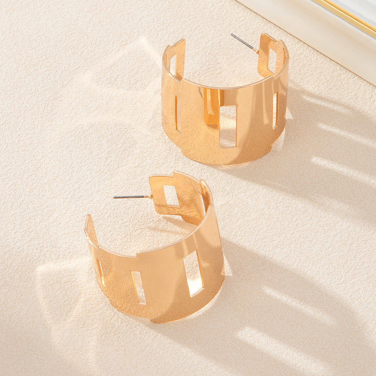 Geometric Round Earrings In Gold For Unisex Style