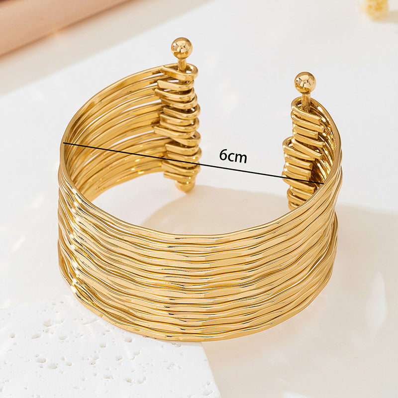 Gold Plain Bracelet With Lines Pattern, Geometric Circle Design For Elegant Style