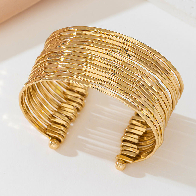 Gold Plain Bracelet With Lines Pattern, Geometric Circle Design For Elegant Style