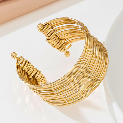 Gold Plain Bracelet With Lines Pattern, Geometric Circle Design For Elegant Style